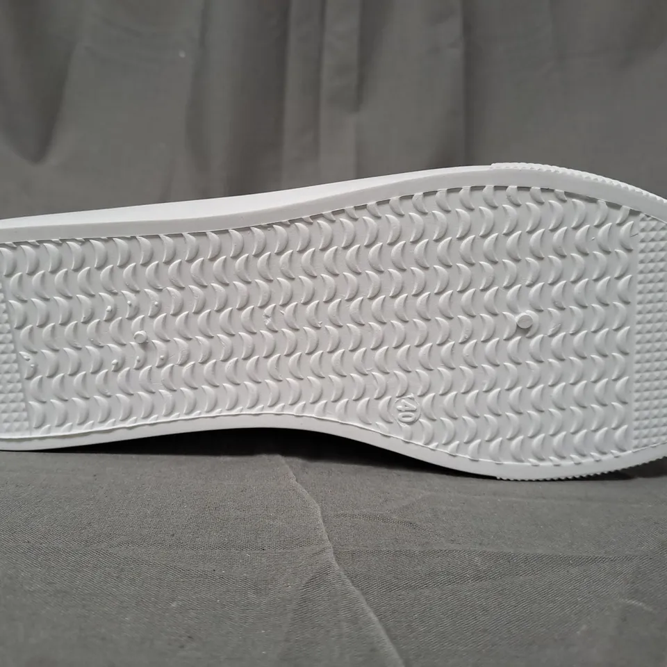 BOXED PAIR OF FASHION JIUYOU SHOES IN WHITE EU SIZE 40