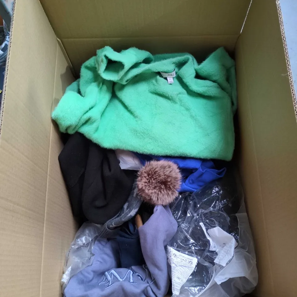 BOX OF APPROXIMATELY 20 ASSORTED CLOTHING ITEMS INCLUDING WOOLLY HAT, SOCKS, GREEN FLUFFY JUMPER AND BLUE "AMOUR" JUMPER