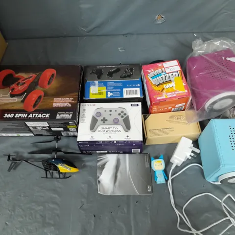 APPROXIMATELY 5 ASSORTED HOUSEHOLD TOYS TO INCLUDE TONIES STORY BOX, WIRELESS CONTROLLER, AND DOUBLE SIDED RC CAR ETC.