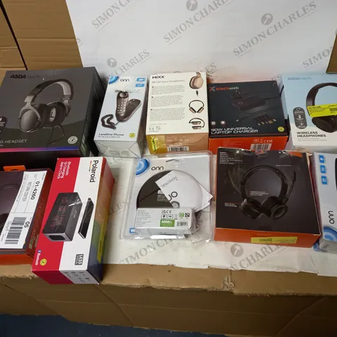 LOT OF APPROX. 10 ASSORTED TECH ITEMS TO INCLUDE HEADPHONES, CD PLAYER, LAPTOP CHARGER ETC