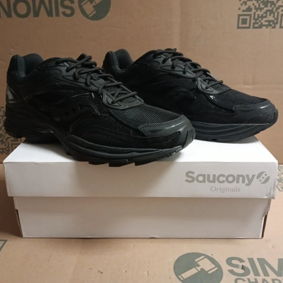 BOXED PAIR OF SAUCONY TRAINERS IN BLACK SIZE UK 10