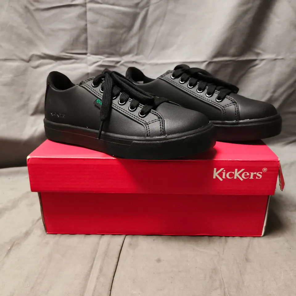 BOXED PAIR OF KICKERS KIDS SHOES IN BLACK SIZE EU 31