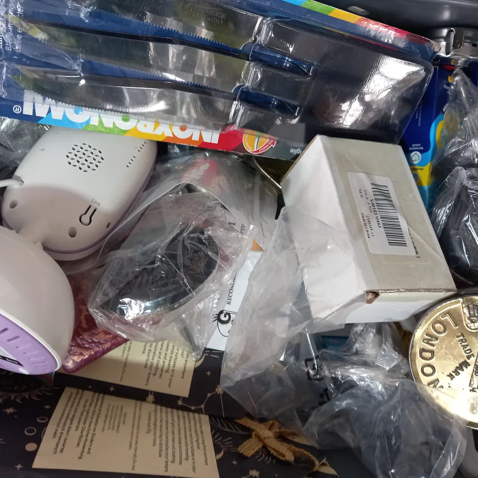 LOT OF APPROXIMATELY 10 ASSORTED HOUSEHOLD ITEMS TO INCLUDE NOVELTY WARNING SIGN, CHRISTMAS STAMPS, REMOTE, ETC