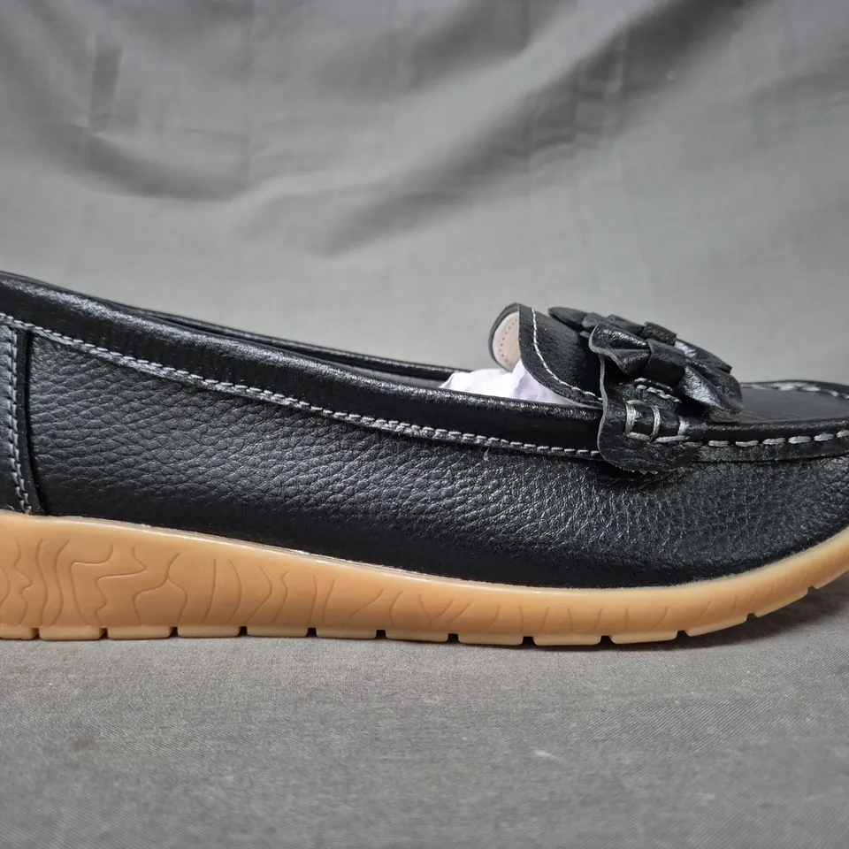 BOXED PAIR OF UNBRANDED LOAFERS IN BLACK EU SIZE 39.5