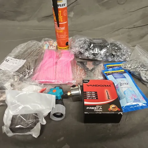 TOTE OF APPROXIMATELY 10 ASSORTED HOUSEHOLD ITEMS TO INCLUDE LENOR, OUTDOOR LIGHTS AND PLASTIC KNIFE AND FORKS