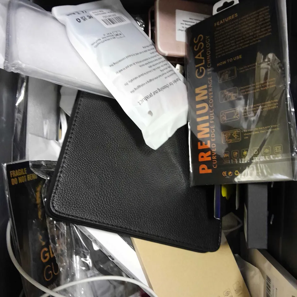 APPROXIMATELY 20 ASSORTED SMARTPHONE/TABLET ACCESSORIES TO INCLUDE PROTECTIVE CASES, CHARGING CABLES, SCREEN PROTECTORS ETC