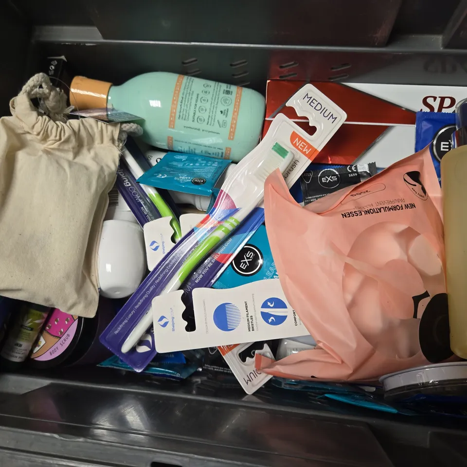 APPROXIMATELY 25 ASSORTED COSMETICS ITEMS TO INCLUDE HARD WAX BEADS, CENTELLA WATER-FIT SUN SERUM, NIOXIN ANTI HAIR LOSS SHAMPOO, ETC