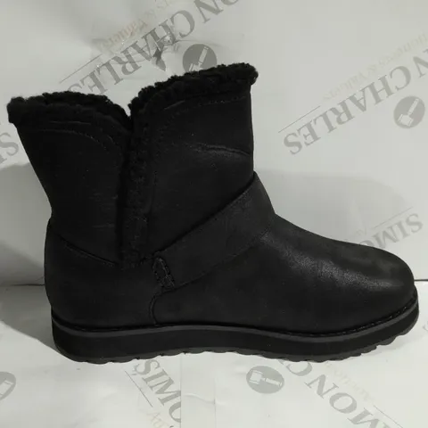 BOXED PAIR OF SKECHERS CABIN FEEL BOOTS IN BLACK - SIZE 5