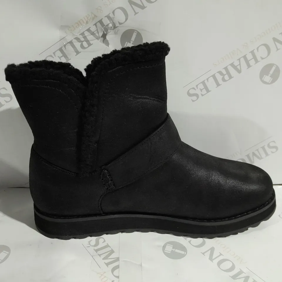 BOXED PAIR OF SKECHERS CABIN FEEL BOOTS IN BLACK - SIZE 5
