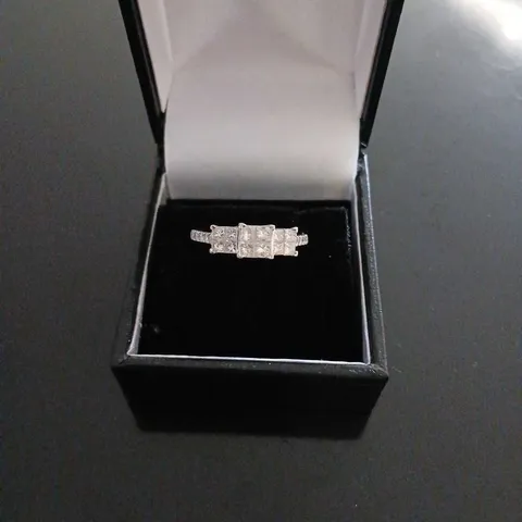 OUTLET 1CT PRINCESS & ROUND CUT TRILOGY RING 14CT GOLD