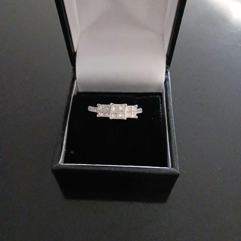 OUTLET 1CT PRINCESS & ROUND CUT TRILOGY RING 14CT GOLD