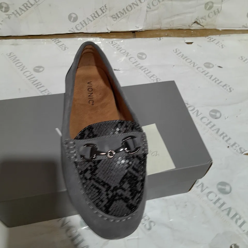 SHOE BOX CONTAINING HONOR DAYNA GREY LOAFERS - SIZE 6.5