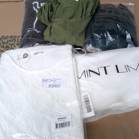 APPROXIMATELY 30 ASSORTED CLOTHING ITEMS IN VARIOUS SIZES, STYLES & COLOURS TO INCLUDE BRANDS SUCH AS MINT LIMIT, DAMART, FORGOTTEN TRIBES, ETC - COLLECTION ONLY