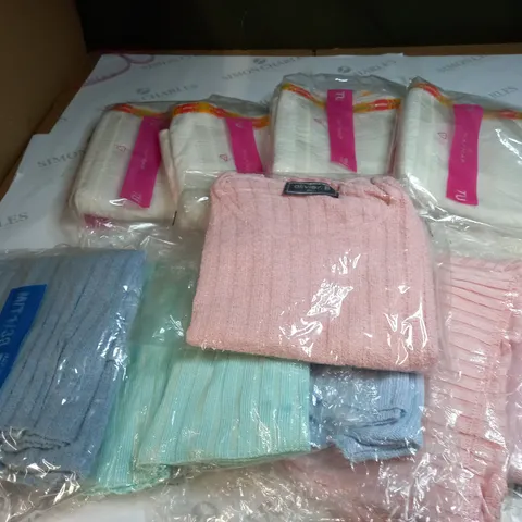 APPROXIMATELY 10 CLOTHING ITEMS IN VARIOUS SIZES AND COLOURS