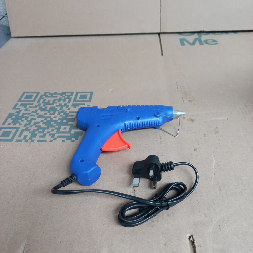 GLUE GUN WITH ACCESSORIES IN BAG