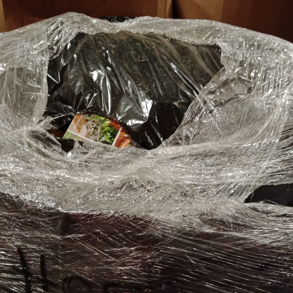 PALLET CONTAINING A LARGE QUANTITY OF HOSES