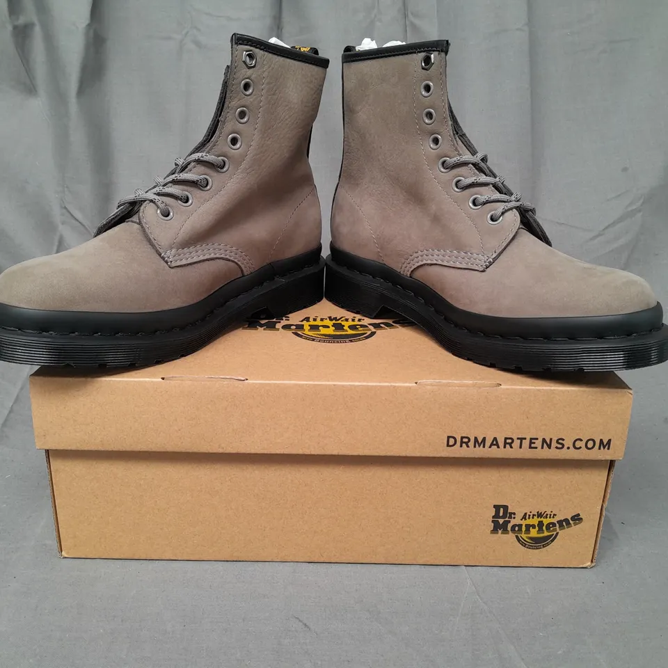 BOXED PAIR OF DR MARTENS 1460 ANKLE BOOTS IN GREY UK SIZE 6