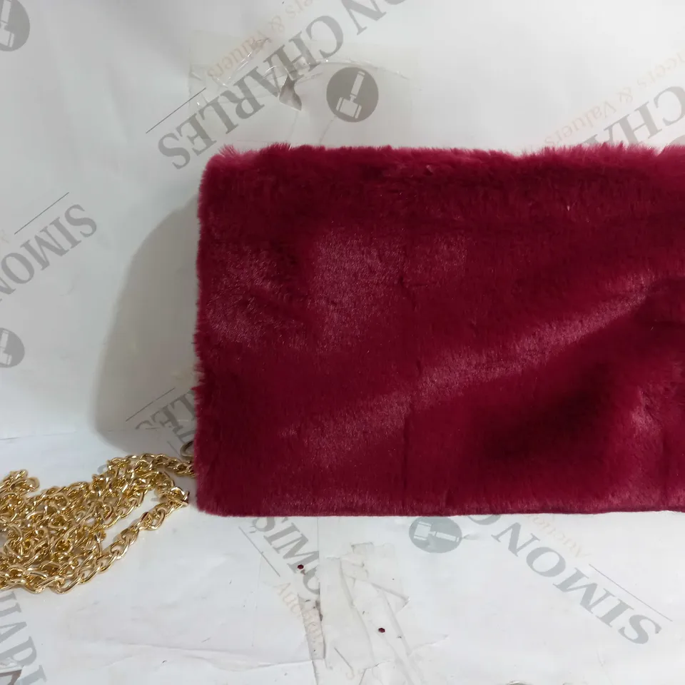 KIM&CO FURRY CLUCH HAND BAG IN MAROON