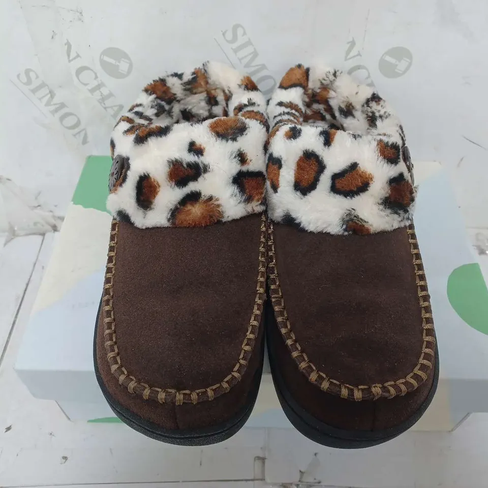 BOXED EARTH SLIPPERS IN DARK BROWN CHEETAH - SIZE 6