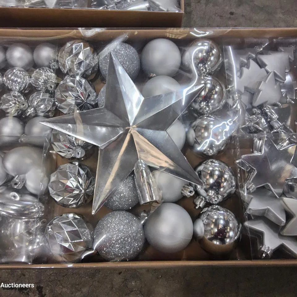 PALLET OF APPROXIMATELY 35 CASES, EACH CONTAINING 4 PACK OF SILVER VALUE PACK DECORATIONS, BRAND NEW. 