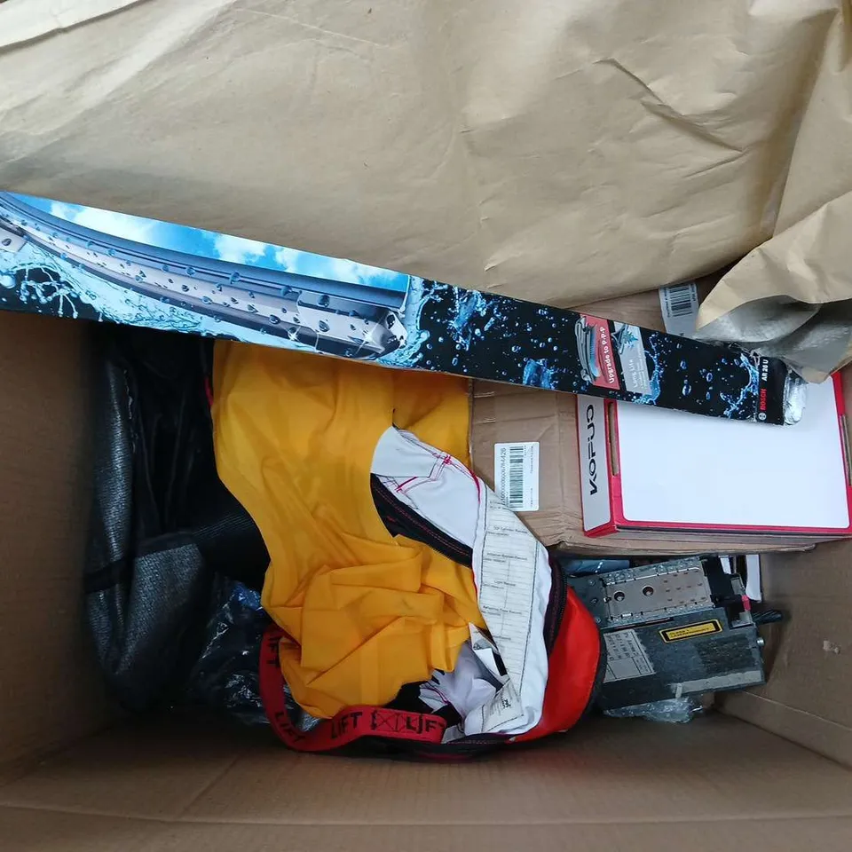 APPROXIMATELY 15 ASSORTED VEHICLE PARTS & ACCESSORIES TO INCLUDE CAR MAT, CAR STEREO, BOSCH AEROTWIN AR 26 U, ETC - COLLECTION ONLY