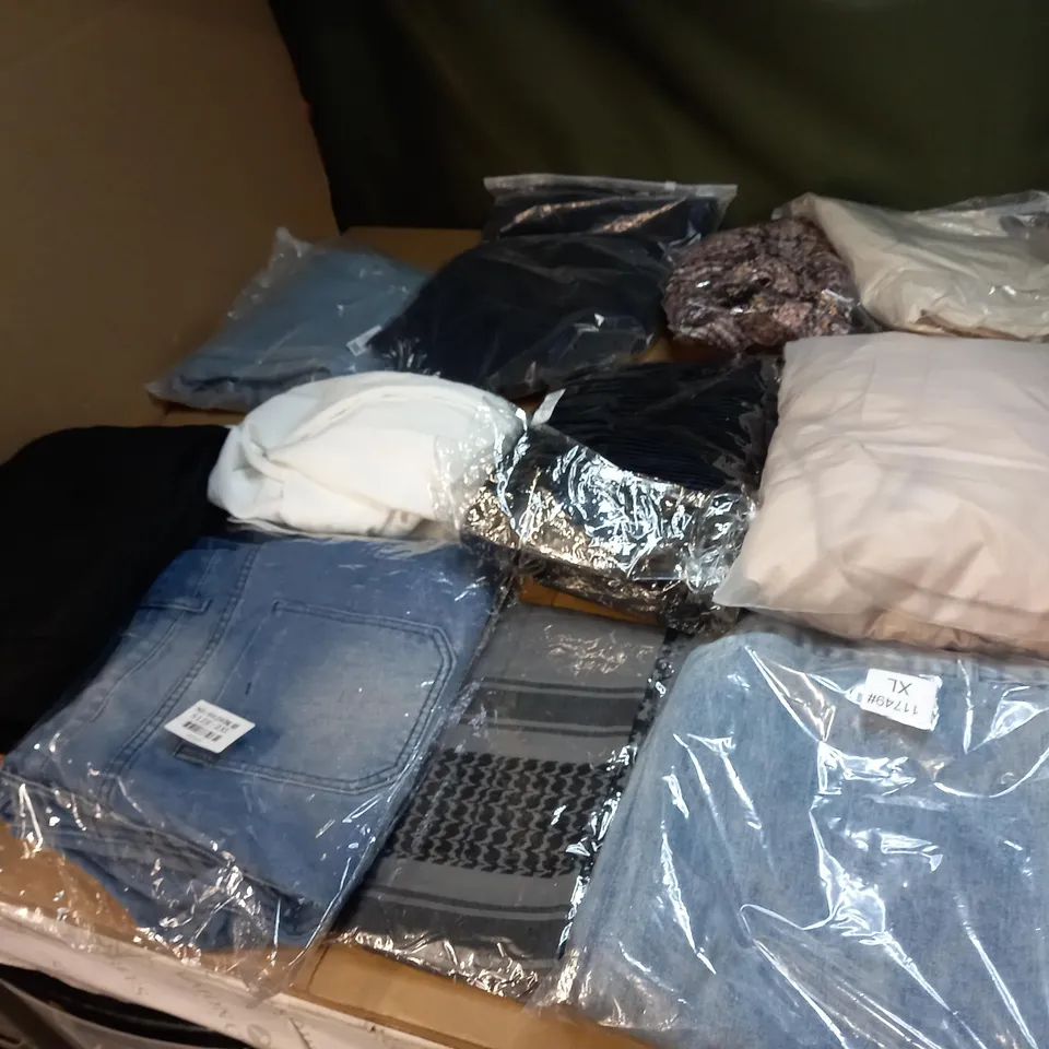 LOT OF APPROX 20 ASSORTED CLOTHING ITEMS TO INCLUDE JUMPERS, JEANS AND T-SHIRTS