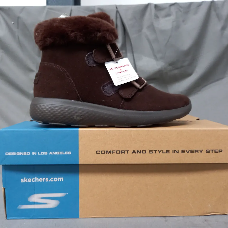 BOXED PAIR OF SKECHERS SHOES IN CHOCOLATE SIZE 4.5