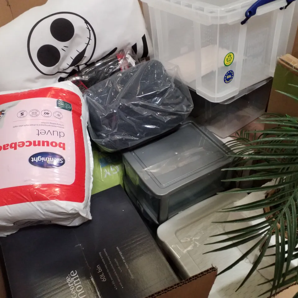 PALLET CONTAINING ASSORTED PRODUCTS INCLUDING ARTIFICIAL PLANTS, 60L BIN, STORAGE TUBS & DREAMBABY ARIZONA ADJUSTA GATE 