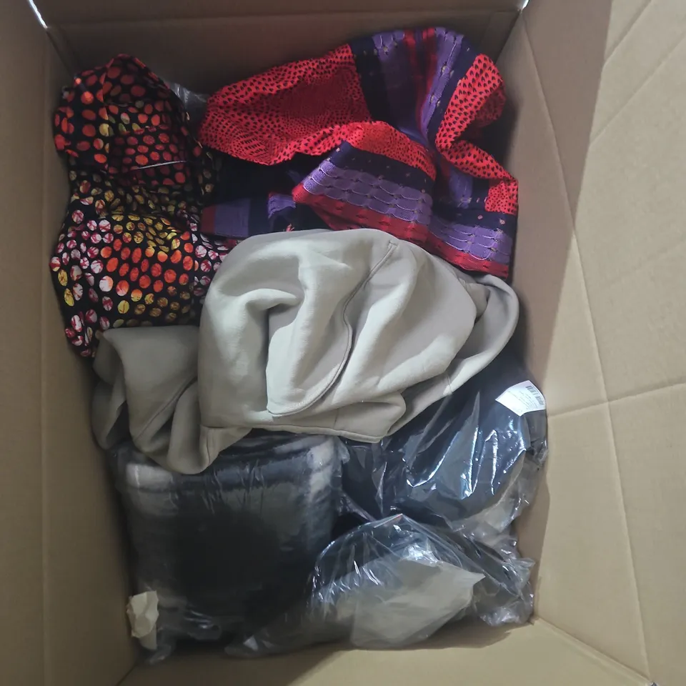 BOX OF APPROXIMATELY 25 ASSORTED CLOTHING ITEMS INCLUDING F&F BARREL LEG TROUSERS , WORK SOCKS AND GOLFER MOTIF BELT 