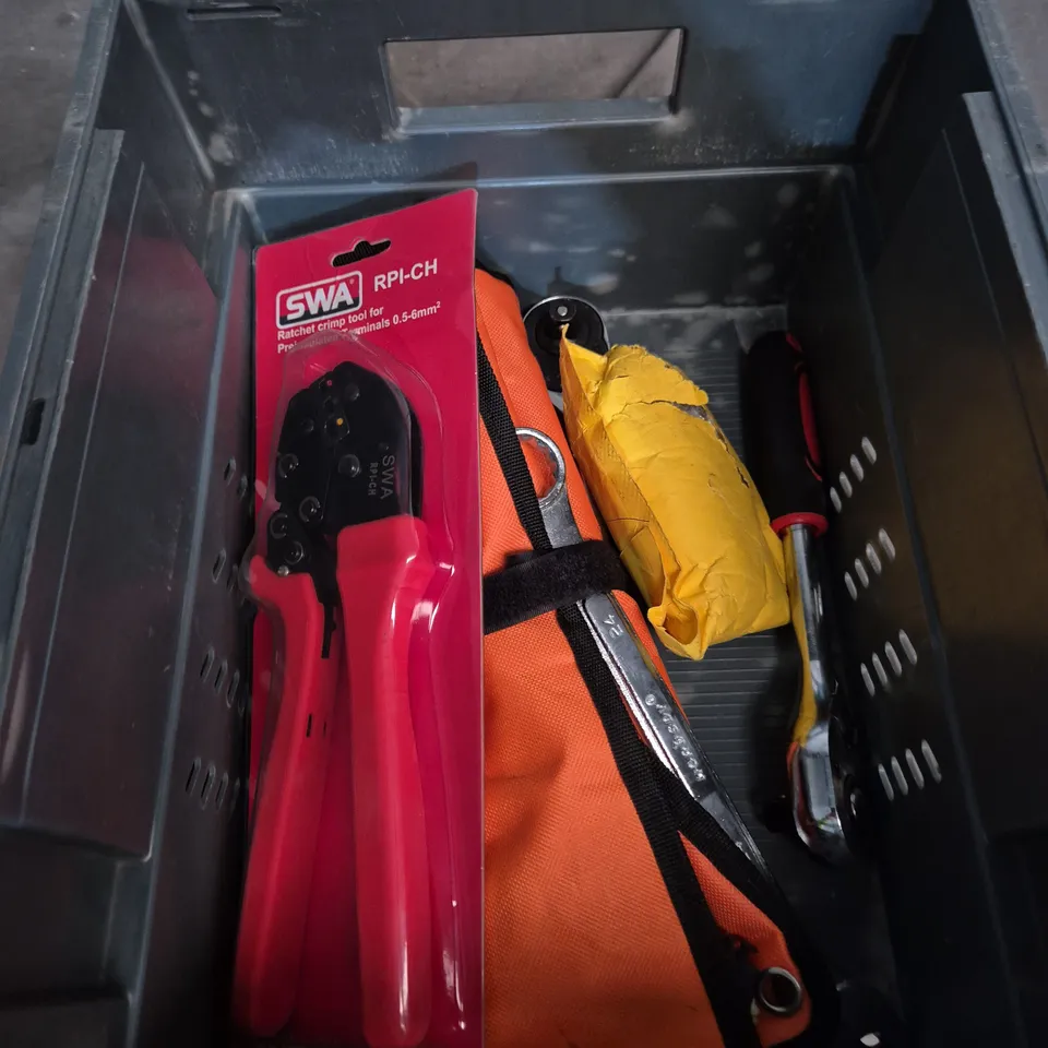 TOTE OF APPROXIMATELY 10 ASSORTED SMALL HAND TOOLS