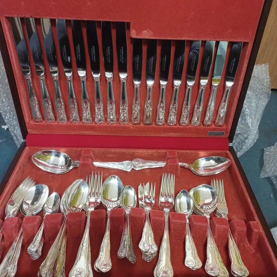NEWBRIDGE CUTLERY CO LARGE STAINLESS STEEL CUTLERY SET IN A WOODEN PRESENTATION BOX