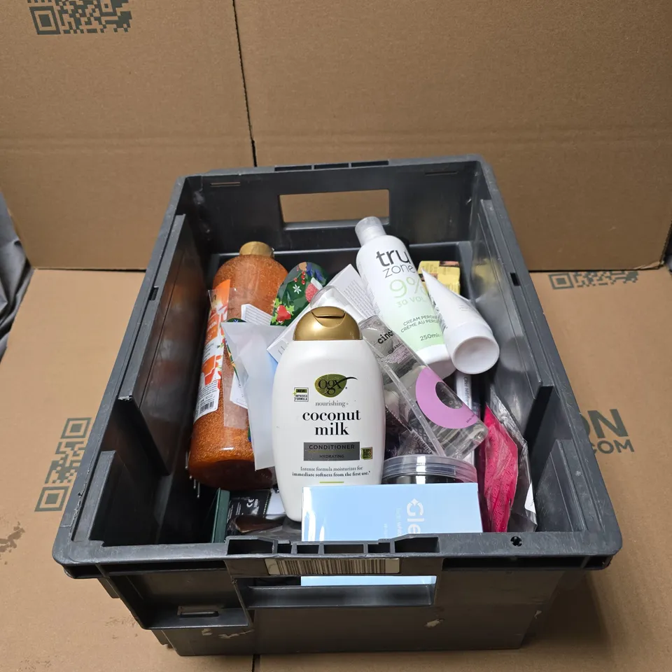 APPROXIMATELY 20 X ASSORTED COSMETIC ITEMS TO INCLUDE OGX COCONUT MILK CONDITIONER, CINCH CLEANSE AND GLOW, TRU ZONE 9%, GLEAM STRIPS, RITUALS OF SAKURA BODY CREAM ETC