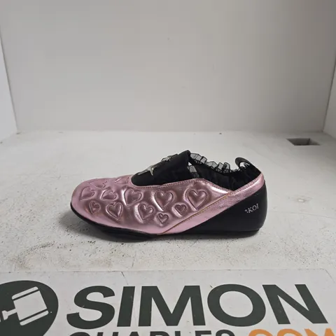 KOI PINK HEART EMBOSSED LEATHER SHOES – SLIP-ON WITH BLACK TRIM SIZE 6