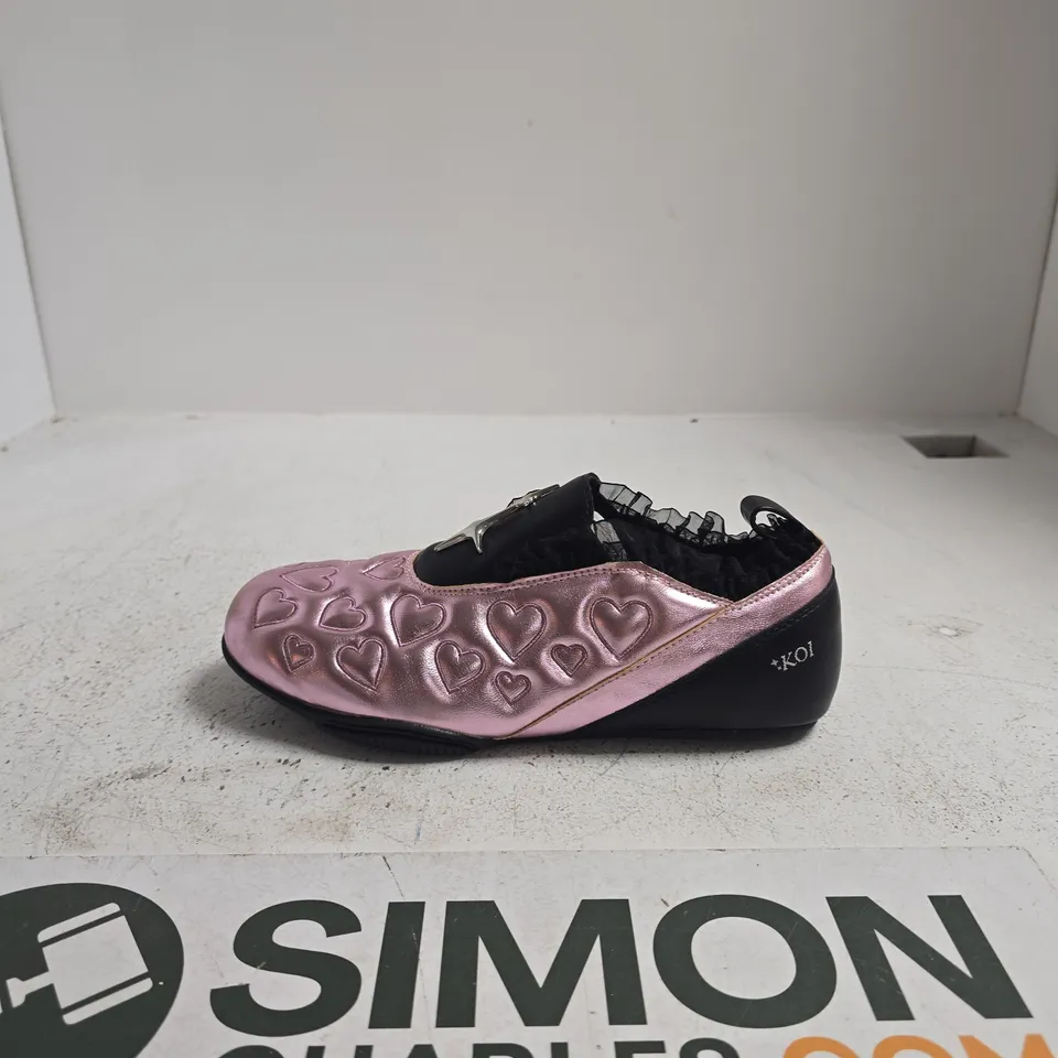 KOI PINK HEART EMBOSSED LEATHER SHOES – SLIP-ON WITH BLACK TRIM SIZE 6