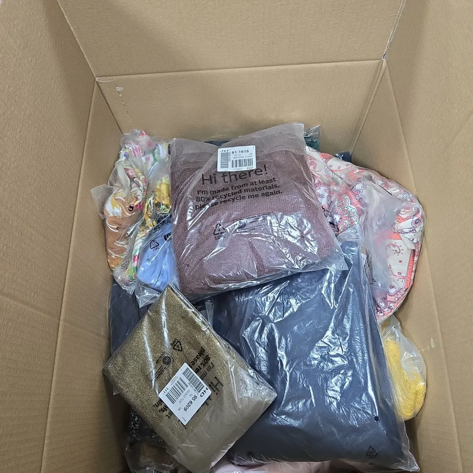 BOX OF APPROXIMATELY 20 ASSORTED CLOTHING ITEMS OF VARIOUS STYLES AND SIZES TO INCLUDE LASCANA, GOLD TOP, BROWN JUMPER ETC