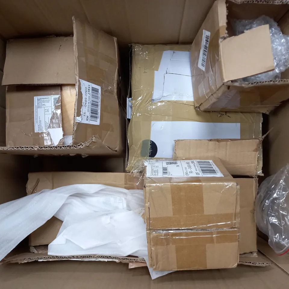 BOX OF APPROXIMATELY 5 ASSORTED ITEMS TO INCLUDE - CLIMBING LADDER , SHIRT , BLACK SPOT LIGHT ETC