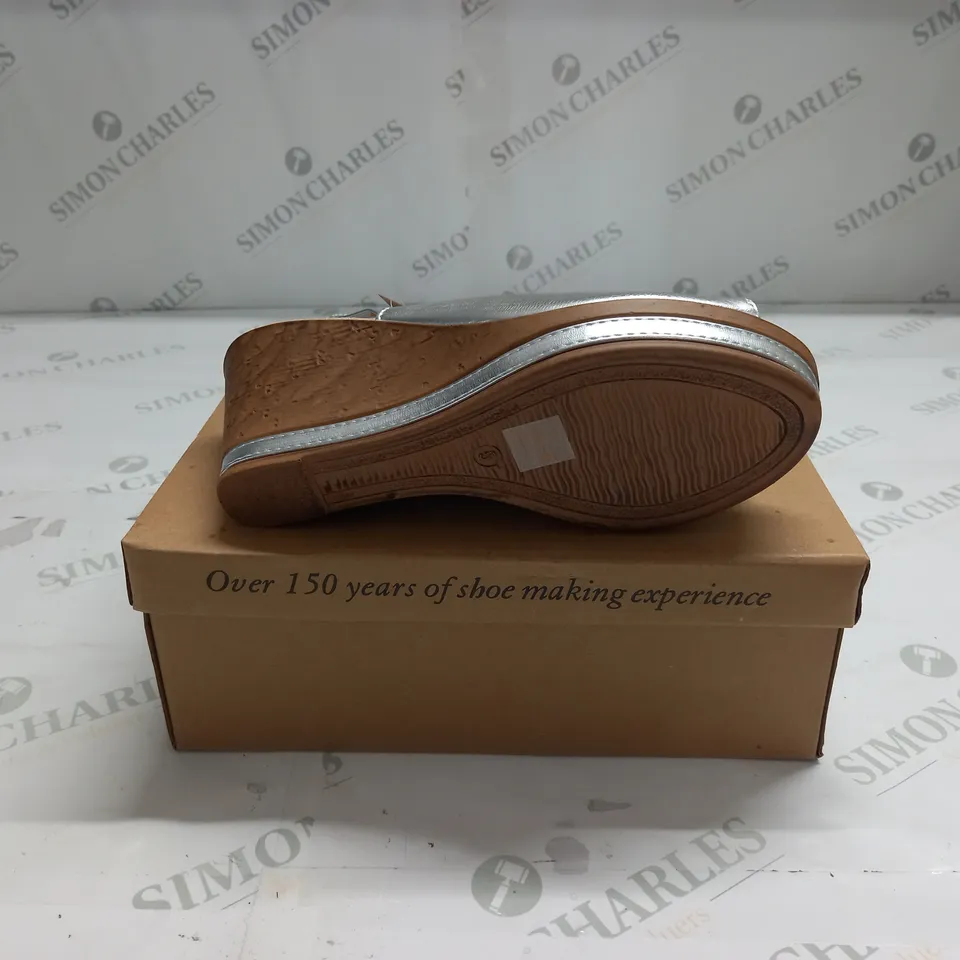 BOXED CUSHION WALK STRAPPD WEDGE SHOE - SILVER - SIZE 5
