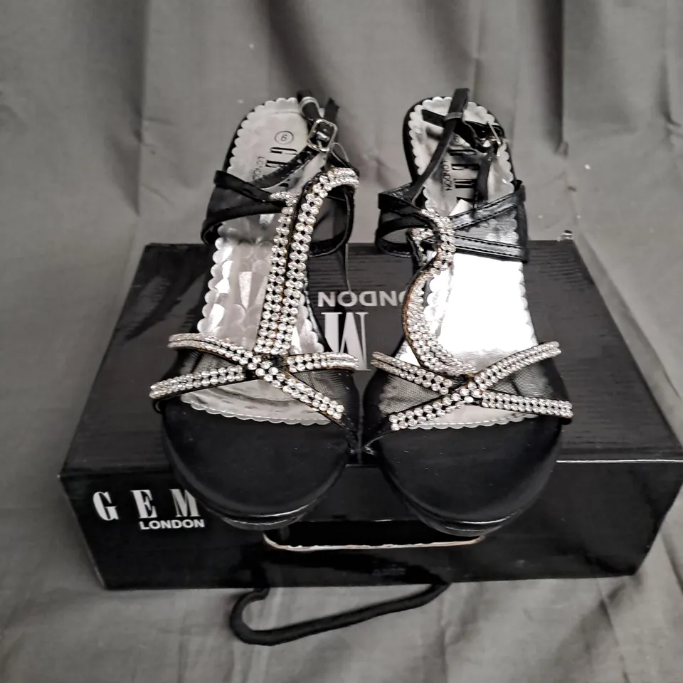 BOXED LOT OF 12 PAIRS OF GEMZ LONDON LADIES SANDALS BLACK. VARIOUS SIZES