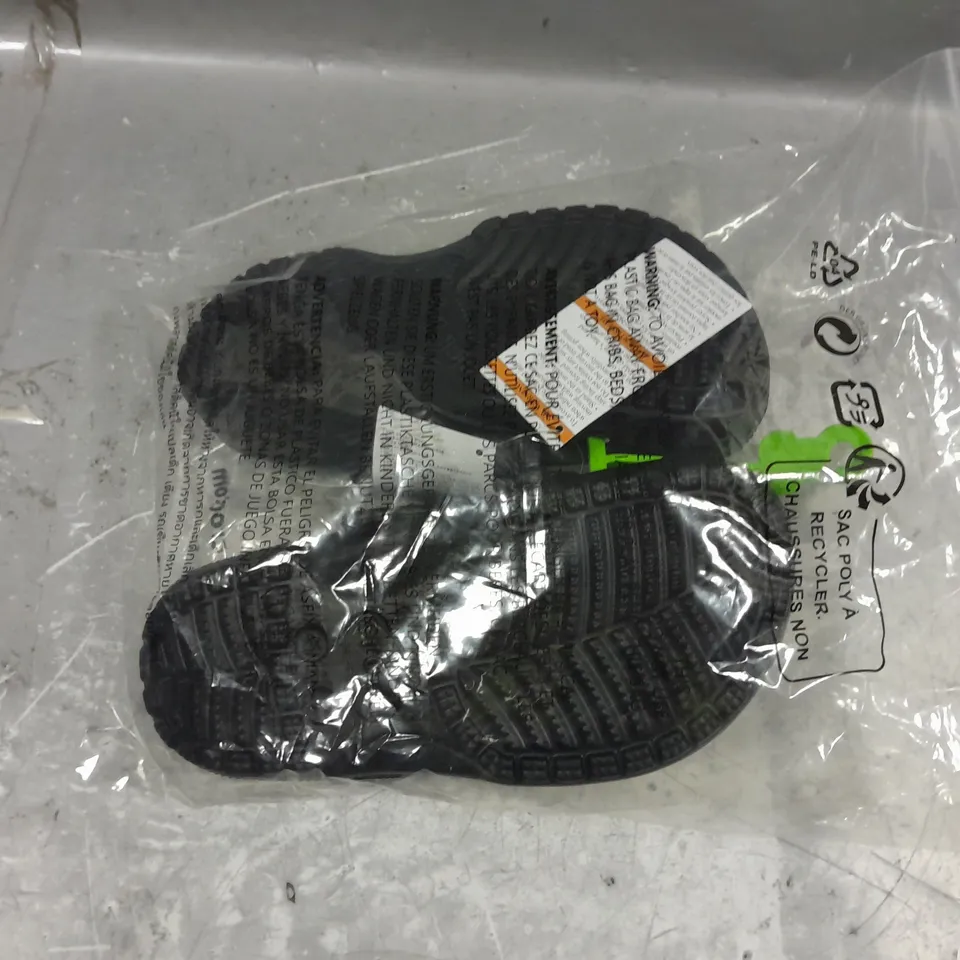BAGGED PAIR OF CROCS CLASSIC CLOG BLACK UK M4/W5