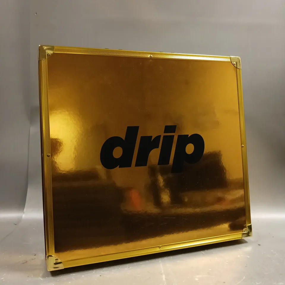 8 X DRIP SPARKLING & STILL MINERAL WATER CANS IN GOLD EFFECT BRIEFCASE 