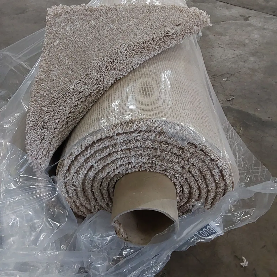 ROLL OF QUALITY GRAND PRIX CARPET // SIZE: APPROXIMATELY 5.27 X 5m