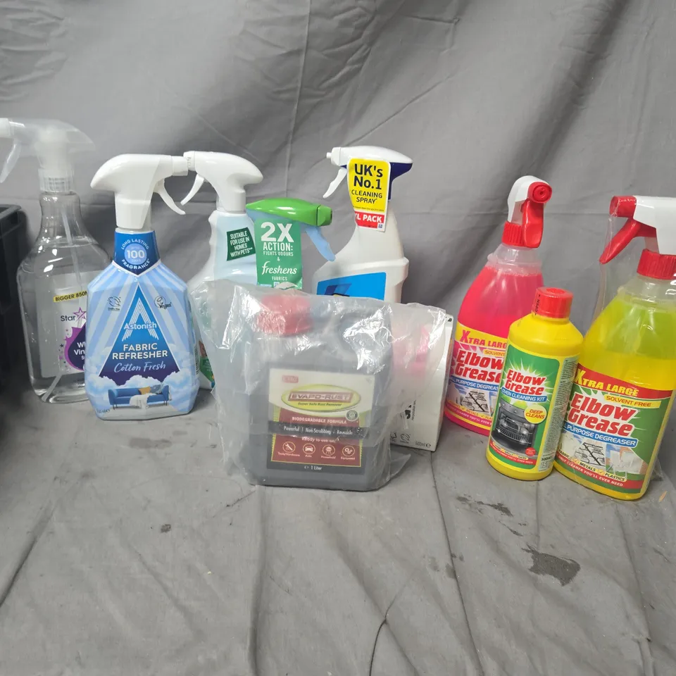 APPROXIMATELY 10 ASSORTED HOUSEHOLD CLEANING SPRAYS AND LIQUIDS – INCLUDES ELBOW GREASE SPRAY BOTTLES