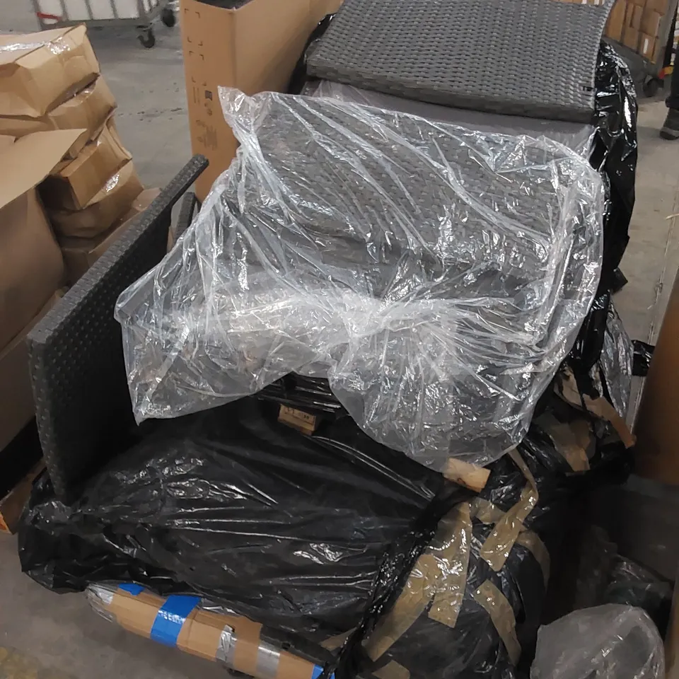 PALLET OF ASSORTED INCOMPLETE GARDEN AND PATIO FURNITURE PARTS 