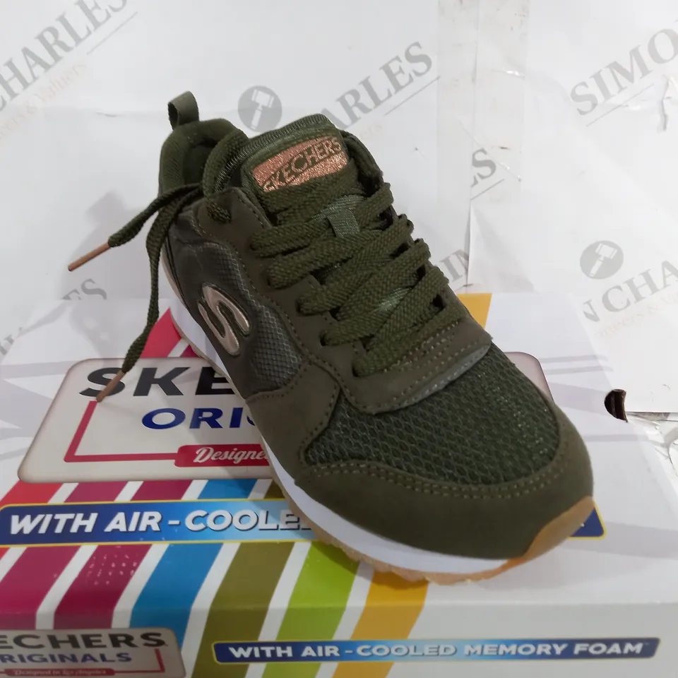 BOXED PAIR OF SKETCHERS ORIGINALS LACE UP TRAINERS IN OLIVE/GOLD - UK 4