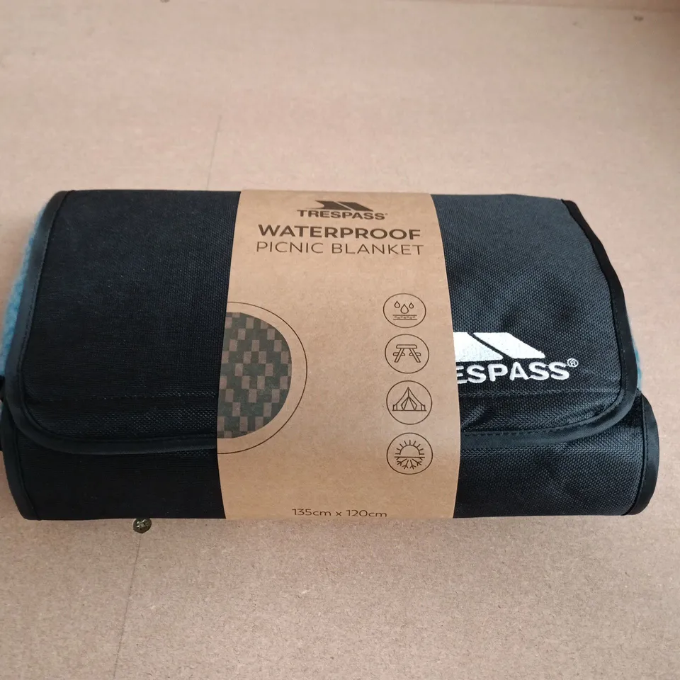 TRESPASS WATERPROOF PICNIC BLANKET – 135 X 120 CM 