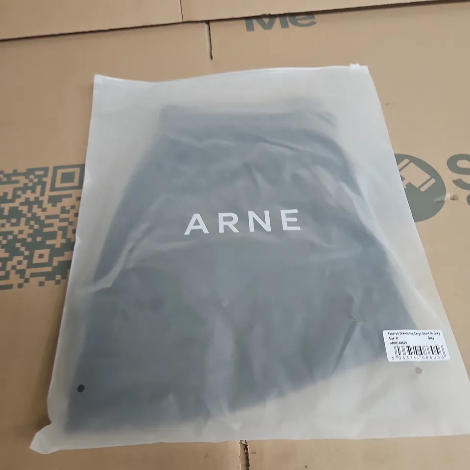 ARNE TAILORED DRAWSTRING CARGO SHORTS - SIZE M 