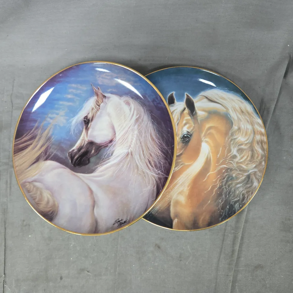 APPROXIMATELY 5 ASSORTED HOUSEHOLD ITEMS TO INCLUDE PAIR OF HORSE PLATES, FOX MUG, ETC - COLLECTION ONLY