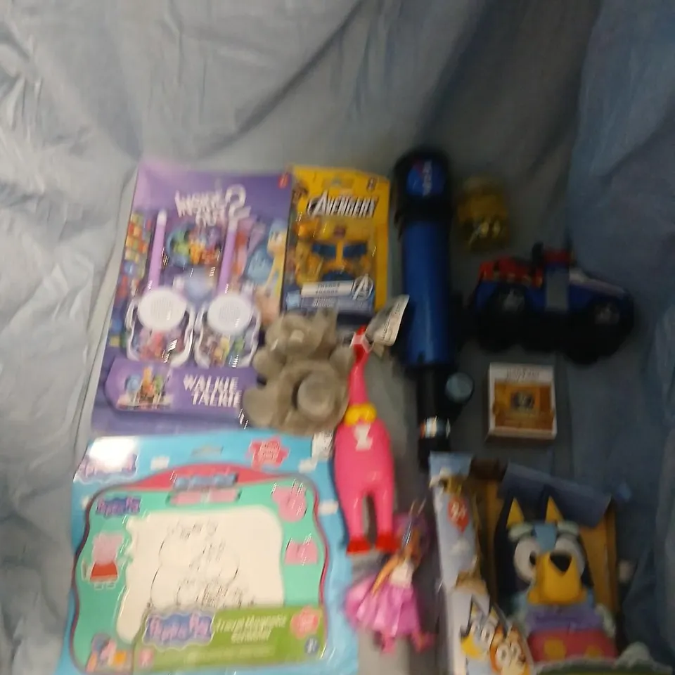 LOT OF ASSORTED CHILDREN'S TOYS AND GAMES – AVENGERS FIGURE SET, DRAWING BOARD AND ACCESSORIES