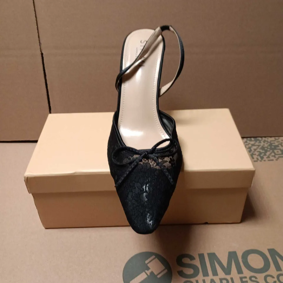 BOXED PAIR OF SIMMI BLACK LACE HIGH HEEL SHOES - 8