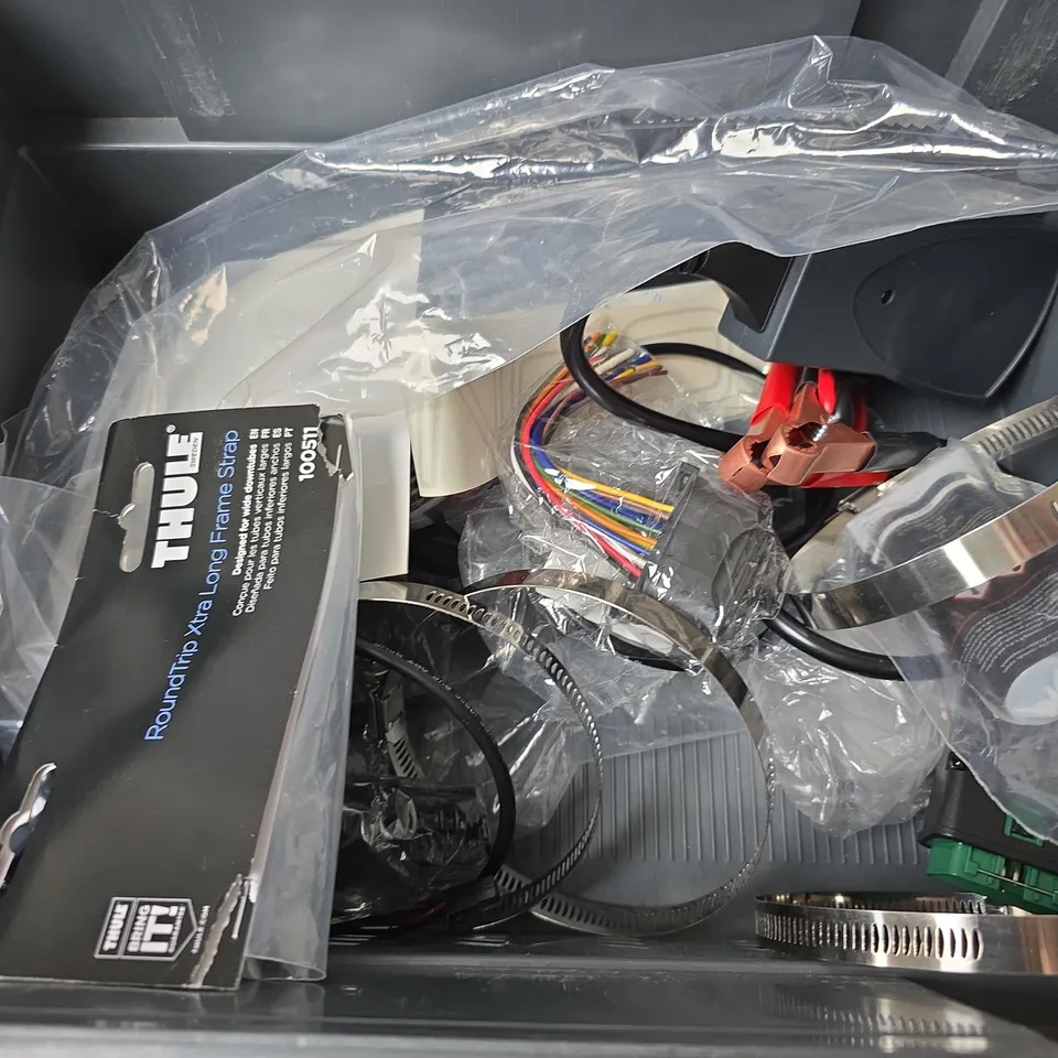 APPROXIMATELY 8 ASSORTED VEHICLE PARTS & ACCESSORIES TO INCLUDE THULE LONGFRAME STRAP, TYRE-FILL, ETC